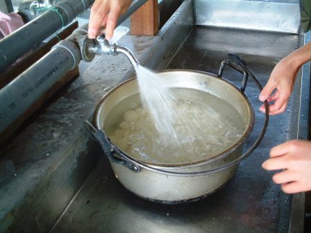 水を張る。入れすぎないこと。